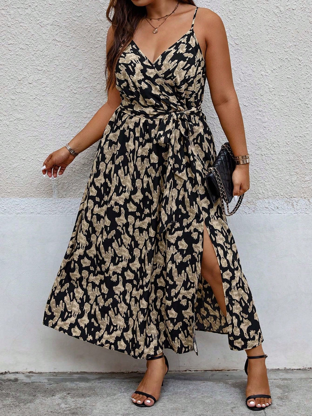 Vestido Casual Plus Size Preto com Cinto Cruzado e Fenda Lateral