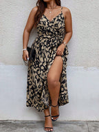 Vestido Casual Plus Size Preto com Cinto Cruzado e Fenda Lateral