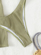 Conjunto de 3 Peças Sensual com Top e Saia Corte Alto